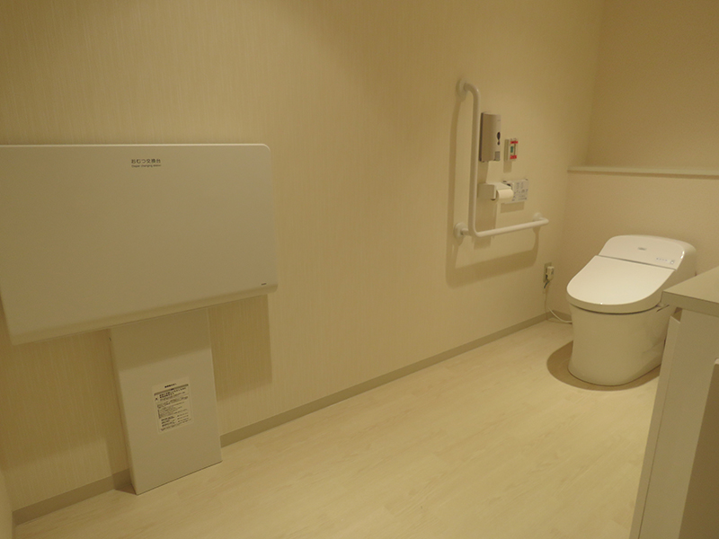 トイレ(おむつ交換台付き)
